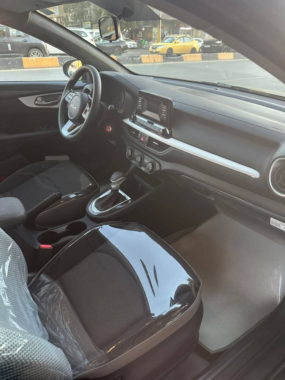 سلام عليكم.
سيراتو. للبيع.  23
رقم بغداد  تحويل ثاني يوم 
محرك   1600
 لون. حبري. او نيلي 
ماشيه ٢٤ الف حقيقي 
كفاله عامه.   
مواصفات عاديه.   
رقم. ‭٠٧٧١ ٠٢٠ ٩٧٨٦‬
157 وبيهل مجال. قليل. 
بغداد الوزيريه
