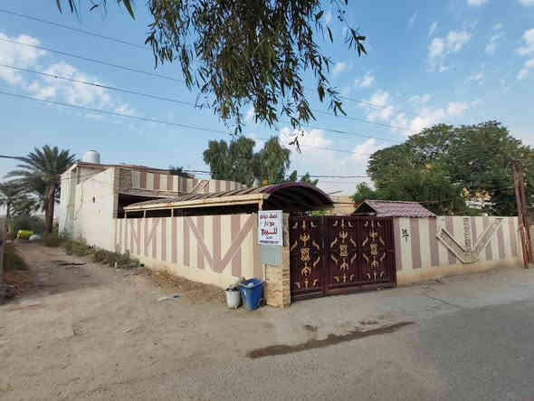 السلام عليكم
ارض مساحتها نص دونم وبيها بيت
مساحة البيت مع الكراج و الحديقة 330 متر
البيت صاير اول شي علشارع و الارض ورا واكو شارع من ضمن الارض بجانب البيت ( موضحها بلصور) 
موقع البيت البوعيثة قريب على المستوصف الجديد وقريب على البيطرة
الارض كلها عقد زراعي على قانون 117
الطابق الارضي يتكون من غرفة و استقبال وصالة ومطبخ وصحيات
والطابق الفوك بي 3 غرف وصحيات وسطح

متواجد على الخاص
 ومتواجد على الرقم هذا  ***********
وبي واتساب هم اذا تريد اي تفاصيل ثانية او تريد ادزلك الموقع هم تواصل وياي
