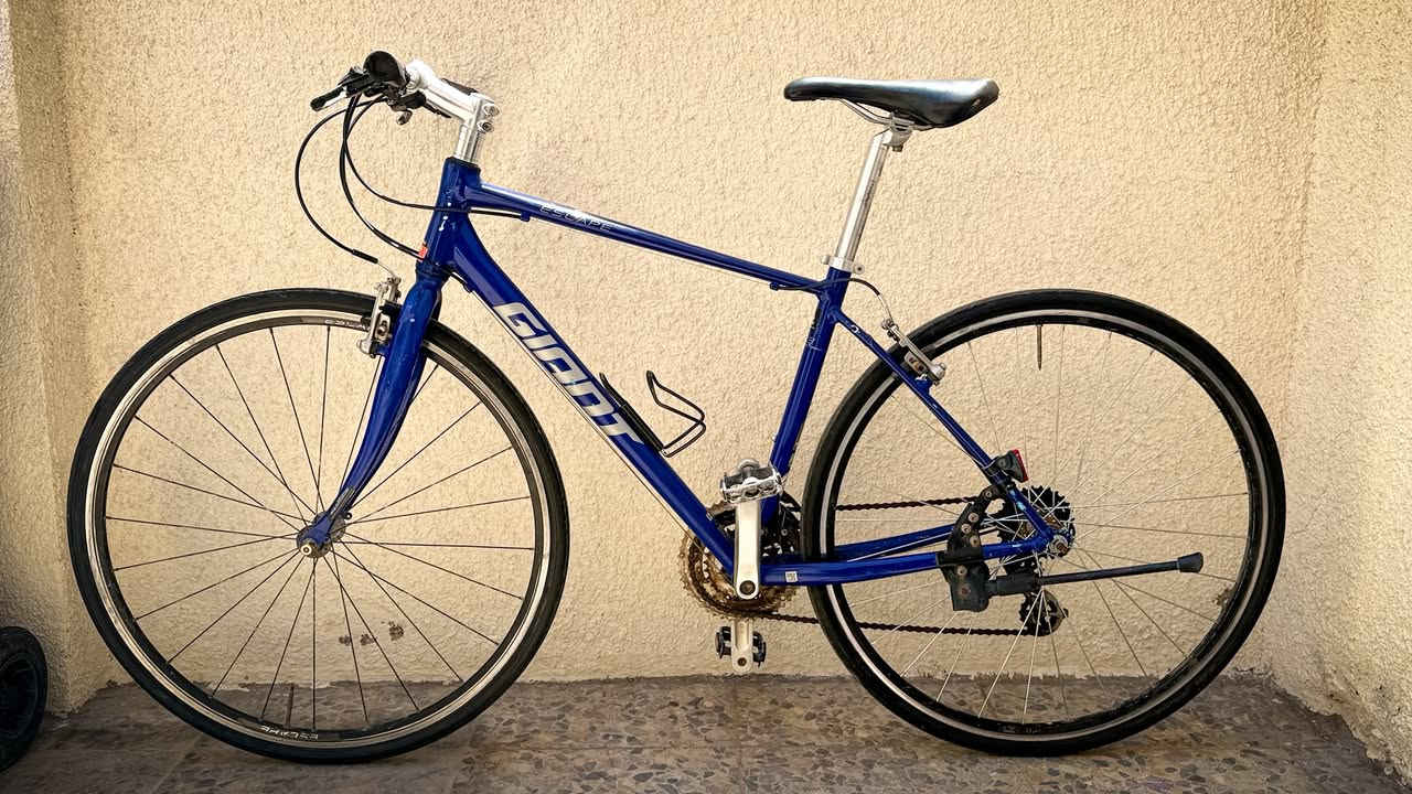 السلام عليكم 🫡♥️
دراجه C700 ماركة جاينت سكيب 
💙GIANT ESCAPE💙               
المعروفة عالمياً💫

معدن الدراجه // فول المنيوم 🎗️ 
حجم الدراجه // ٢٨🔥
موديل 2021🌟

سستم الدراجة // شيمانو بالكامل SHIMANO
بدون اي نقص
عدد السرع // ٨*٣ 🏵️

ويالة الدراجة // تتكون من طبقتين لتحمل من الطسات والوزن + فول سلاسه

سعر الدراجة 💵// 175 وبي مجال
العنوان🏠// بغداد - حي القاهرة
للاستفسار // ***********

