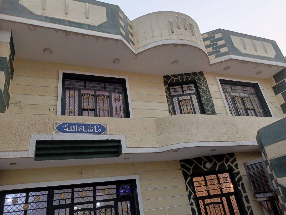 بيت ٢٠٠ متر للايجار حي المواصلات (زراعي)قرب جامع خديجة يتكون طابقين
الطابق الارضي  طرمه.. استقبال.. مطبخ... حولي.. غرفتين نوم.. حمام.. مناور ٢

الطابق الاول.. حولي.. غرفتين نوم.. حمام

السعر 750 الف
للاستفسار التواصل على الرقم ***********
