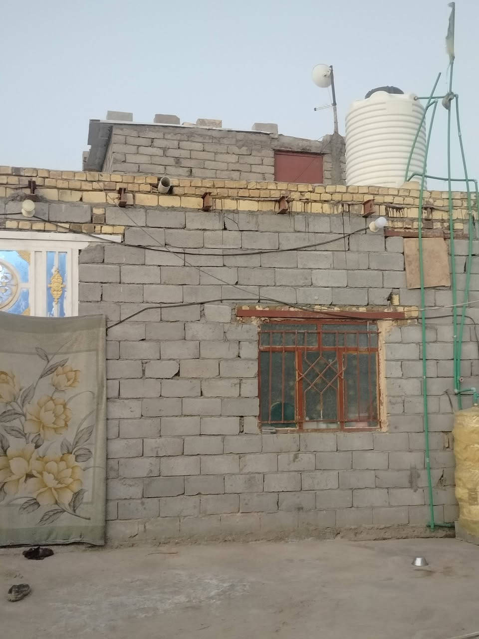 بيت للبيع 
زراعي بي وصل تطويب   مساحه 200م 
 عنوان البيت الحي الجوادين مقابيل مقاطعه 234 

بناء بلوك
يحتوي على استقبال ومطبخ وصاله وغرفتين ومناور ومجمع صحيات داخلي وخارجي 

السعر 35 وبي مجال قليل 
واتساب *********** علي ابو رقيه
