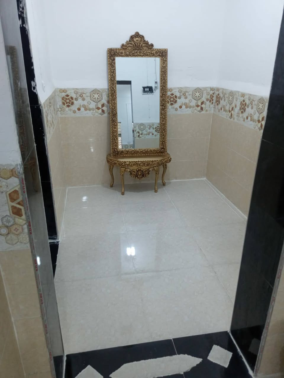 السلام عليكم بيت للبيع طابو صرف بحي الزهراء المدخل الاول حي الشهداء في الخالص المساحة 250 متر يتكون من كراج واستقبال وغرفة نوم عدد ٢ ومطبخ وصالة  صغيرة ومجمع صحيات منفصلة وحديقة خلف البيت السعر ٩٠ مليون قابل للتفاوض للشراي فقط للتفاصيل فقط اتصال غير متواجد ع الفيس وهذا الرقم
***********
