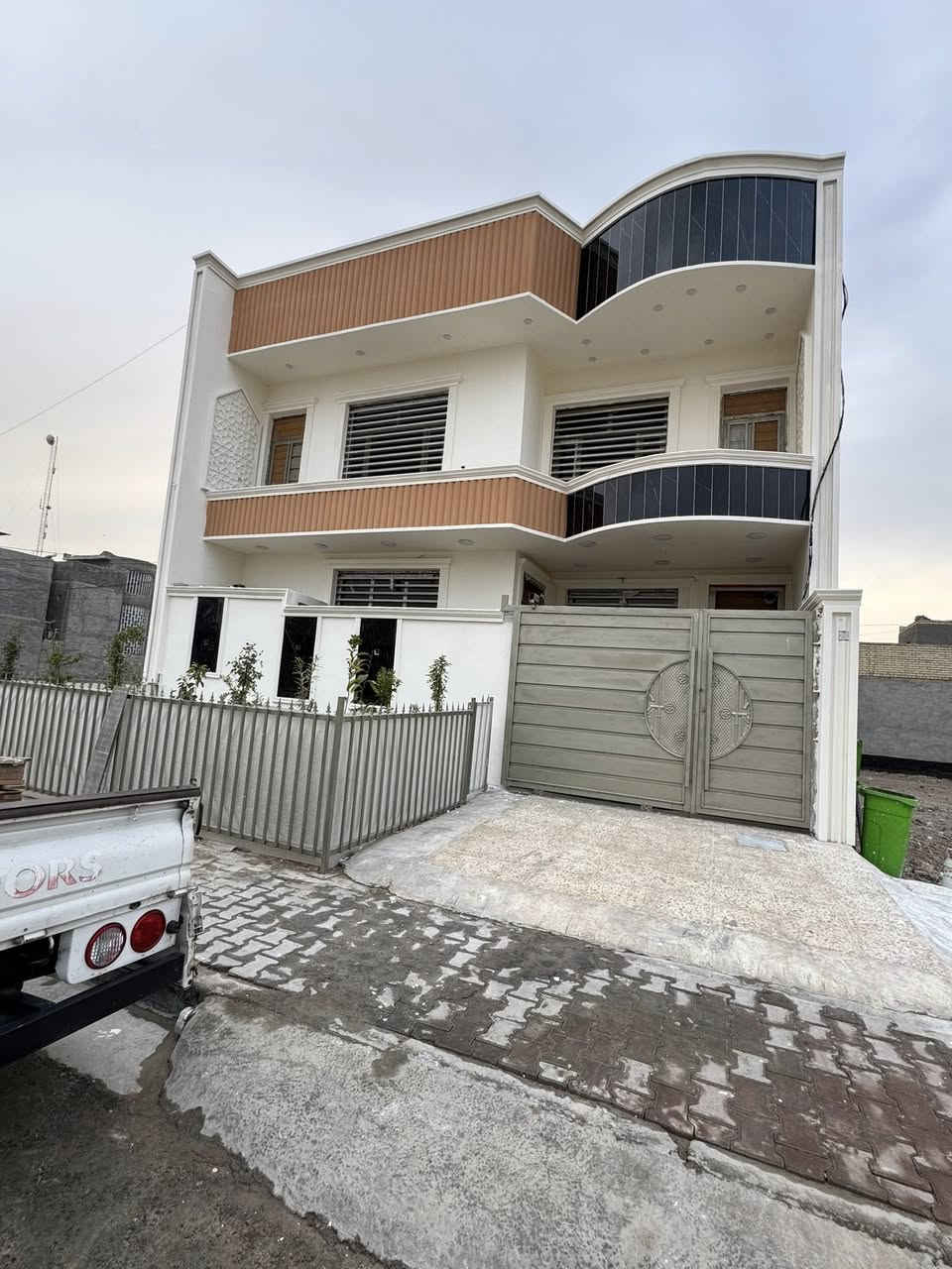 ✨ واجهتك تحكي ذوقك… ونحن نرسم الحكاية ✨
سواء كان بيتك كلاسيكي أو عصري، نقدم لك أجمل تصاميم الواجهات التي تجمع بين الفخامة، المتانة، والجمال.
📐 تصميم هندسي دقيق
🎨 ألوان وخامات راقية
🛠 تنفيذ احترافي بأعلى جودة

📍 الموقع: بغداد – العامرية – شارع البصرة
📞 للاستفسار والحجز***********@***********

💎 واجهاتنا… هوية بيتك الأولى �الروان للواجهات
