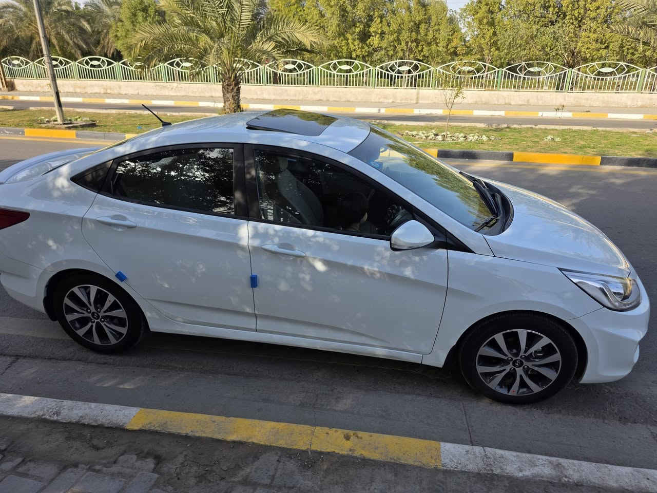 السلام عليكم اكسنت 2015 مكفوله من الصبغ حتى الدعاميات ممصبوغه بس بيه بارد بلجاملغ الخلفي الهلال فقط والباب ربعه بارد السياره فوول مواصفات فتحه سقف كامره تحكمات  لد امامي لايتات زنون  ويل كاب اشاير بلمري السياره ماشيه 92 حقيقي مكينه كير تبريد كله جديد تخم تاير جديد تحويل مباشر السعر 116 مكانه بغداد المواصلات ***********
