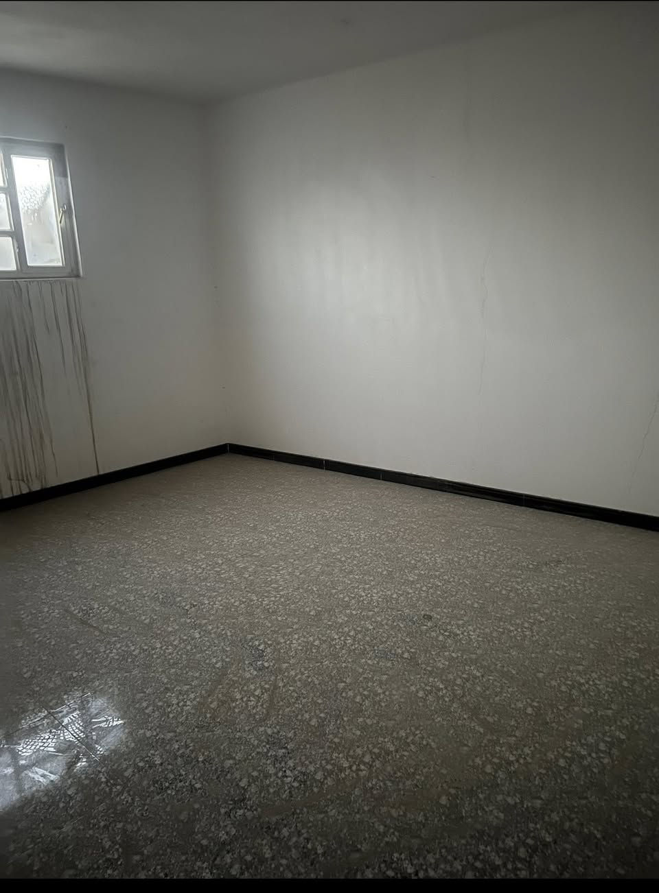 شقه للإيجار تحتوي على غرفتين و صاله و مطبخ و حمام العنوان قرب المدينه المائية للاستفسار ***********
