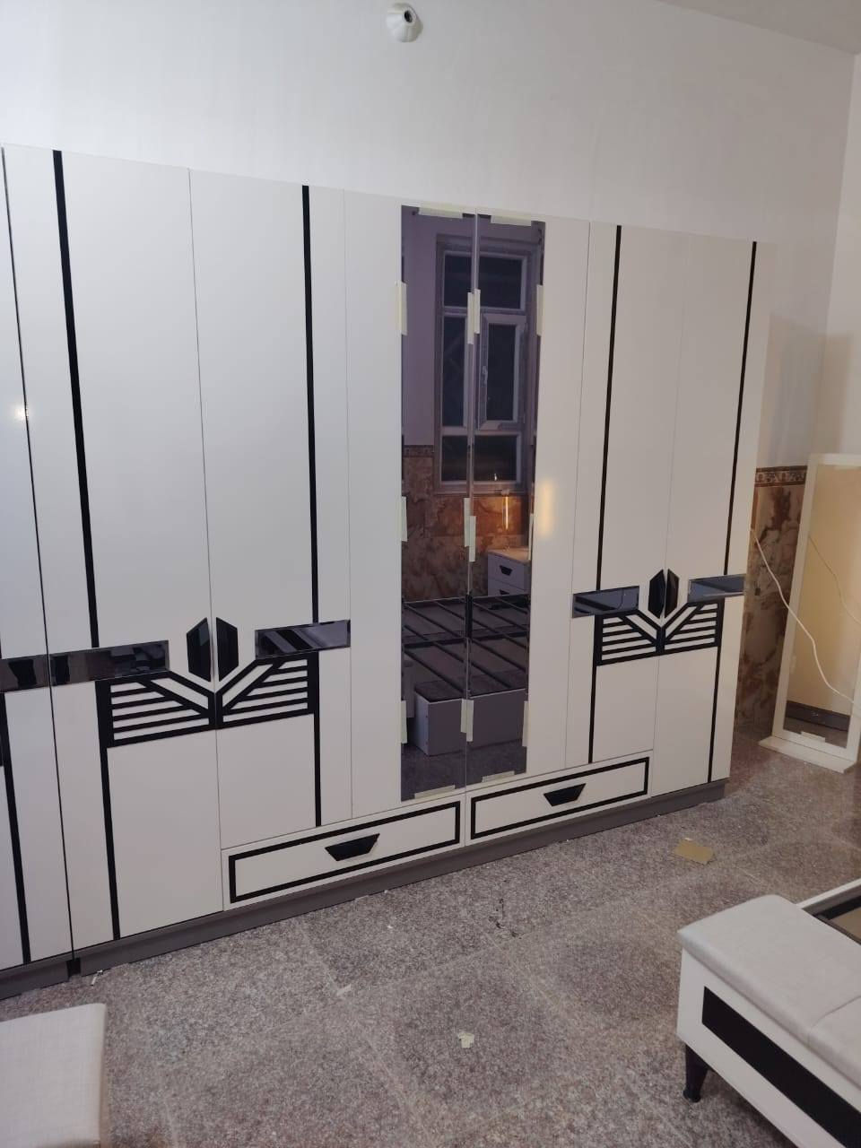 السلام عليكم
غرفة تركية للبيع 8 قطع 
جرباية 
ميز جرباية 2 
جرارات 
ميز مراية 
كنتور 3 باب 
كرسي مراية 
طابورية 

استعمال 11 شهر فقط 
ب 800 وبيهه مجال 
حي الامام علي ***********
