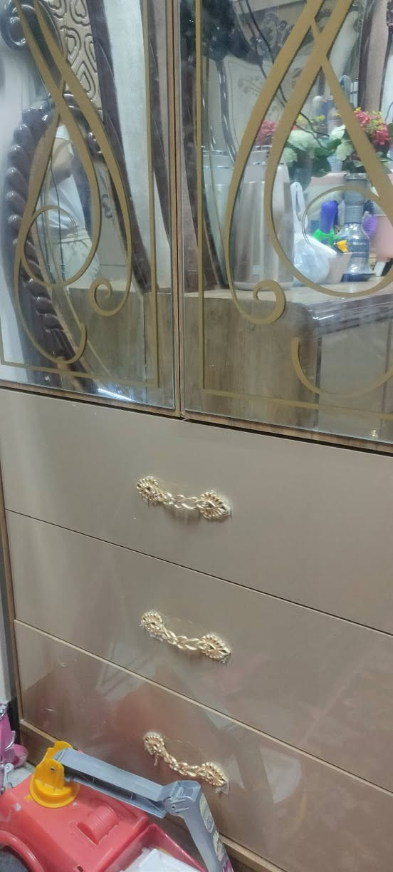 غرفة نوم تركيه مستخدمه نظافة 90%
تحتوي على 9 قطع
كنتور 4 بيبان 2 قفل و2 سلايد
جربايه تحتوي على ميزين وكرويته 
وميز طفل
ميز مرايه مع الطبله
زاويه مرايه ابو النشره
السعر  1.350.000 مع المندر
المكان البصرة.. الزبير
***********
