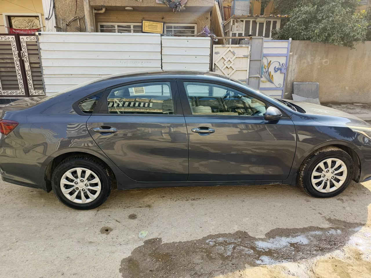 السلام عليكم 
 كيا سيراتوا موديل ٢٠١٩ 
سيارة وارد خليجي 
ماشية ٨٥ 
مواصفات الاعتيادية
تخم تاير جديد 
صدر جديد سيارة ما ناقصها اي شيء
العنوان بغداد
***********
