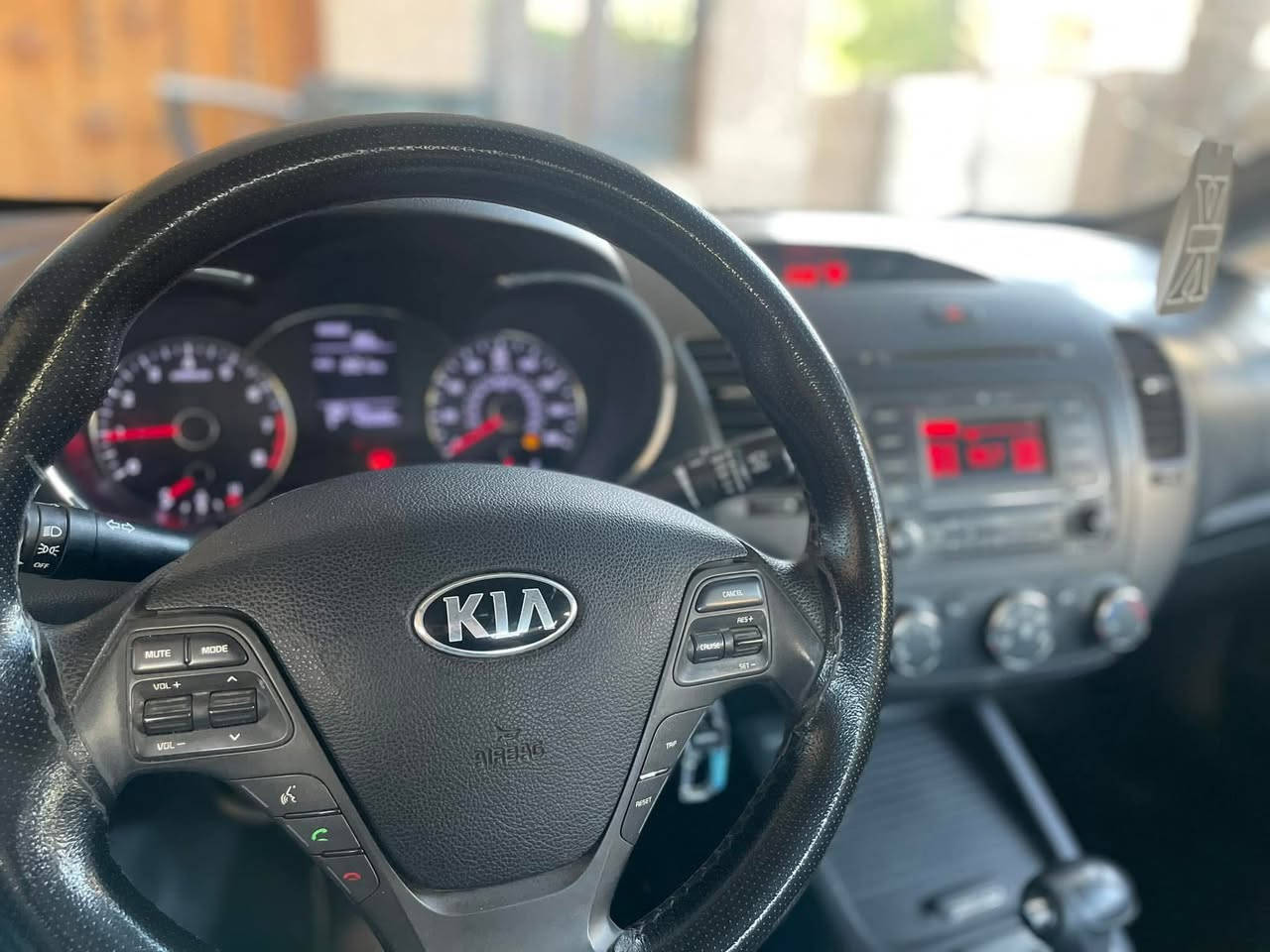 السلام عليكم كيا فورتي موديل 15 وارد امريكي صورة الحادث موجوده وبيها سونر السعر 103  رقم صاحب السياره ‭0771 395 5897‬ مكلف بلنشر
