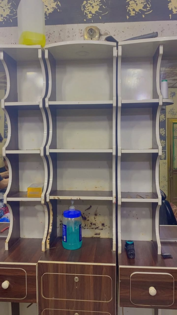 السلام عليكم 2 ميز مراية +قطعة وسط فاتريا السعر 300  العنوان مجمع الاحسان قرب بسماية.    للتواصل*********** واتساب
❤️❤️
