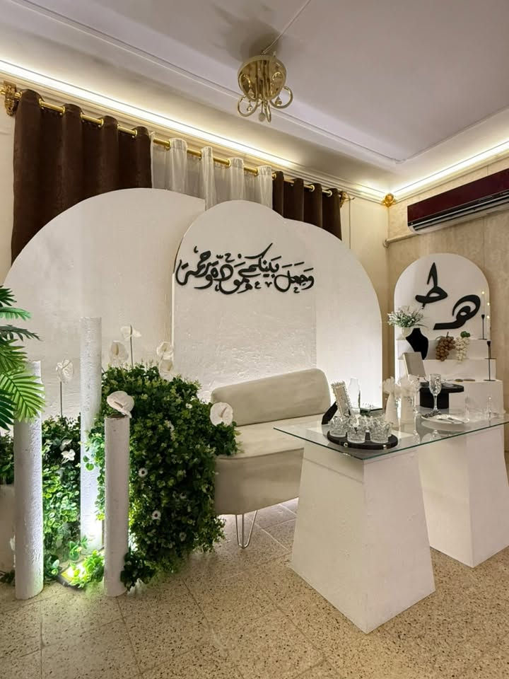 للبيع ماعدا الشازلون والورد ***********
