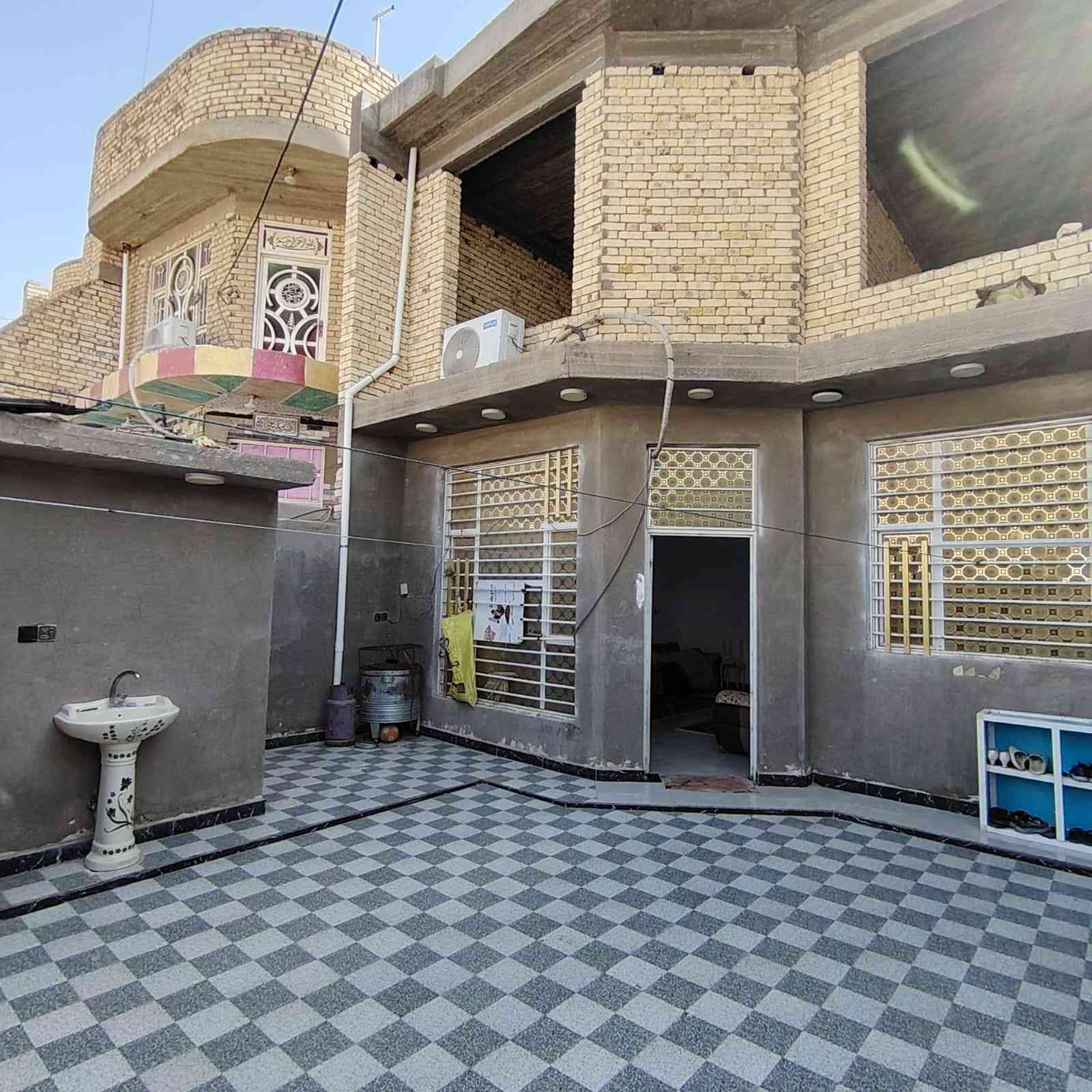 سلام عليكم عقار تجاري
عقار تجاري مساحه 300متر بزين القوس ركن
﴿﴿100متر مقسمه على 4محلات و200متر بيت طابقين ﴾﴾
 وتكدر تبني فوك المحلات  شقق ثنين يتاجرن ب400 والمحلات ب400يتاجر هاي 800الف وارد ماعدا البيت
 نجي على البيت الطابق الثاني ما كامل عوزه فقط لبخ وبياض والطابق الارضي جاهز مجهز اذا تريد تاجر البيت يتاجر ب500الف يعني وارد العقار كله يصير بمليون وتلثميه اذا بنيت الشقق  أما بدون الشقق الوارد 800الف
سعر هاذا العقار ب225وقابل للتفاوض 
للاستفسار اكثر الاتصال على
 ***********  سجاد
