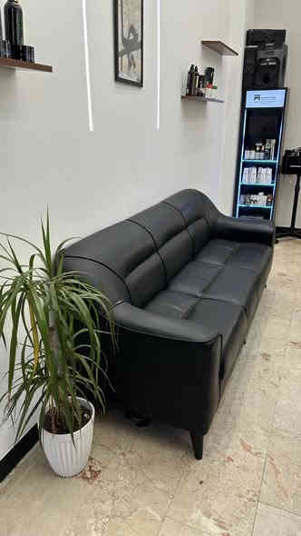 السلام عليكم قنفة جلد لون اسود للبيع ترهم للمكاتب وترهم محلات قاعات مستعمل شهر واحد السعر 250 مكاني الكاظمية شارع 60 مجمع البتول 
***********
