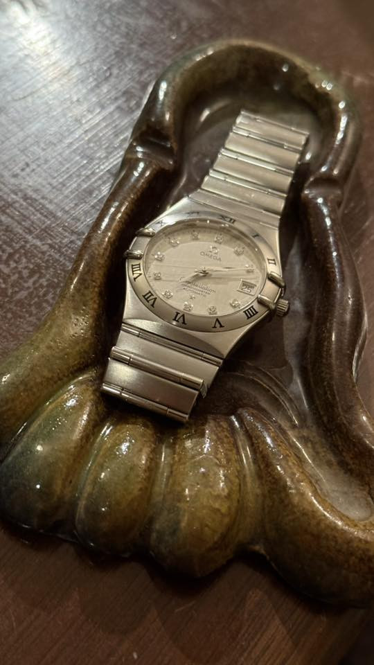 ⌚ للبيع – Omega Constellation Automatic Chronometer

ساعة سويسرية أصلية من OMEGA
موديل Constellation – تصميم كلاسيكي وقيمة ثابتة في سوق الساعات.

المواصفات:
 • حركة Automatic Chronometer
 • مؤشرات ماسية (Diamond Indexes)
 • زجاج وسوار ستانلس ستيل أصلي
 • Swiss Made
.بوك ذهب كما واضح في الصورة 
الحالة:
 • نسبة النظافة: أكثر من 97%
 • تعمل بكفاءة عالية
 • بدون أوراق
 • نقص حلقة واحدة من السير (يمكن تعويضها بسهولة)

السعر:
💵 1250 دولار

الموقع:
📍 بغداد الكاظمية– تسليم باليد 

***********
