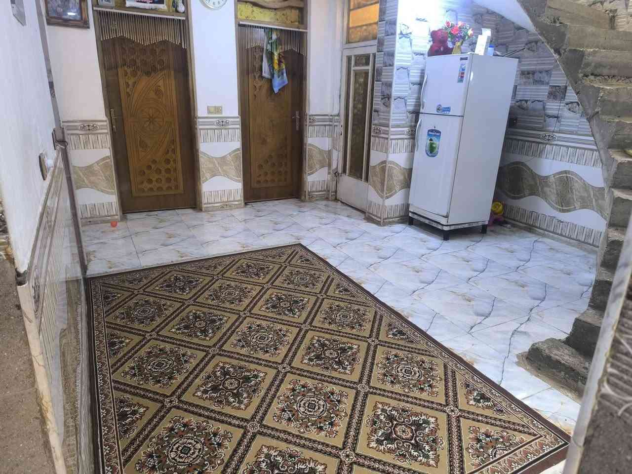 السلام عليكم بيت للبيع بناء حديث  المساحه 130 م عرض 6 ونص ونزال 20 حي العسكري قرب سوك بفرعين والمستوصف طالبقين طابق الاول كامل غرفتين وصاله وستقبال ومطبخ والفوك غرفتين مثل ما موضح بدون ترميم سعر 125 وبيه مجال لشراي رجائن مذكرره كل تفاصيل وكلشي واضح تواصل رقم ***********
