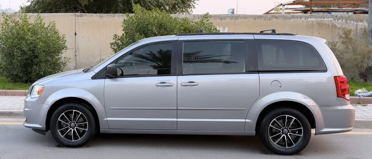 سلام عليكم
دوج كرفان كراند موديل 2017
ماشيه 100ميل 
محرك ٦سلندر حجم ٣٦٠٠ كير اوتوماتيك شرط المحرك والكير ما مفتوح 
رقم سليماني دولي رقم وسنوية جديد شرط التحويل 
بيها قطعتين ونص بدون دواخل  
مواصفات sxt 
غرفتها جديدة لوك 
٧ راكب  كشنات سياحي بلع
 ٣قطع تبريد ❄️
جامات فتل كهرب
ابواب وصندوق ميكانيك
وشاشه خلفيه 
وتبريد ثلاث قطع 
تحكمات ستيرن كروز سرعة
نظام ايكو تقليل بانزين 
ويل كروم 17 
اخوان السياره جاهزه محرك/كير/صدر/تخم تاير /شرط لوك 
السعر154 $$ وبيها مجال 
مكاني بغداد 
***********
