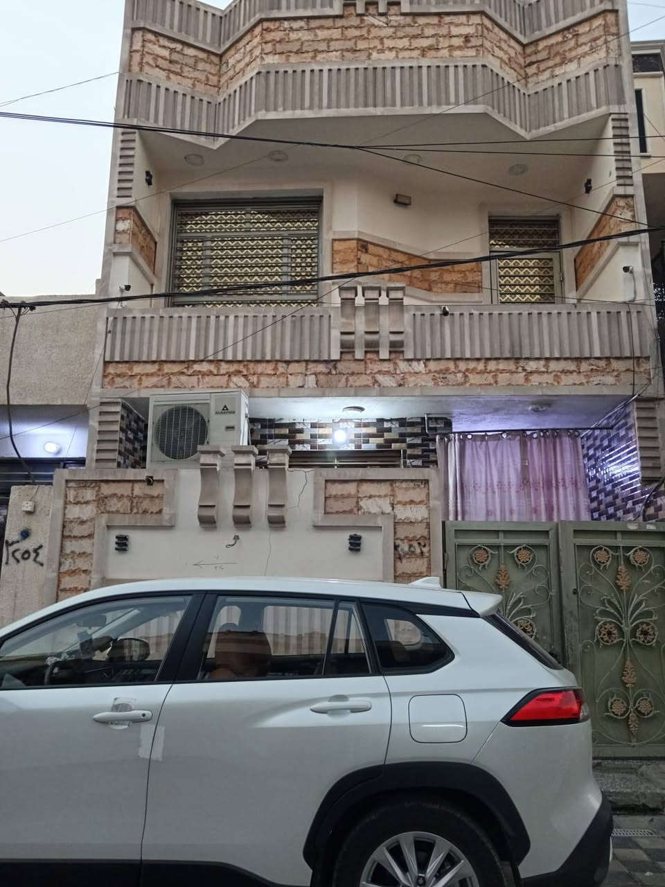 دار للبيع المساحة ١٠٠ متر الواجهة ٦متر ونزال ١٧ متر قرب مركز بغداد يحتوي علئ ٣غرف نوم وحولي وصالة ومطبخ حار وبارد وصحيات عدد ٣ وباقي تفاصيل للاستفسار الاتصال على الرقم *********** يوجد وتساب
