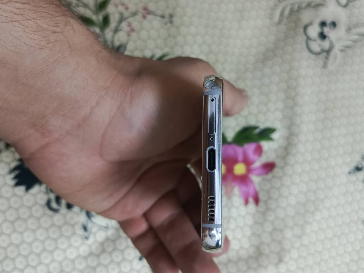 السلام عليكم للبيع سامسونك S22 عادي  نسخه ياباني ذاكرة 256 فقل جهاز بصمه مدمجه بالشاشه+ بصمه وجه نضافه الجهاز مثل مشوف ٩٠ ٪  سعر ب 275 الف وبي مجال الاستفسار ***********
