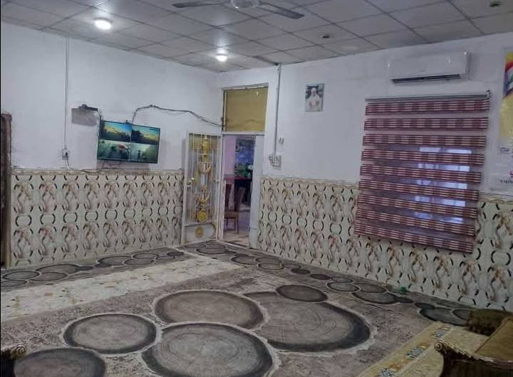 بيت للبيع مقابل شداد الفارس مساحه 400 5غرف وديوان ومطبخ حار وبارد وحمامات خارجي  وحمام داخلي سقف كونكريت وبي بير رتوازي وخط اساله السعر 75وبي ***********
