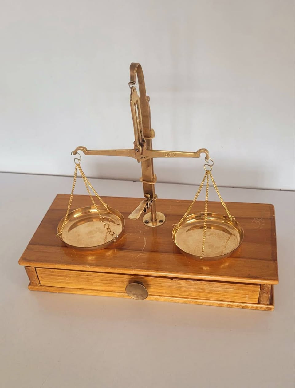 ⚖️ ميزان مجوهرات واحجار كريمة نحاس اصفر طلاء ذهبي بولندي أنتيك -
 طقم كامل ونادر ⚖️
​لكل من يبحث عن التميز والفخامة في ديكور مكتبه أو منزله، نعرِض لكم هذه القطعة الفنية الأوروبية الأوريجينال، ميزان كفتين كلاسيكي مصمم بدقة متناهية يجمع بين عراقة الماضي وجمال التصميم.
​بلد الصنع: بولندا (يحمل ختم المنشأ الرسمي المحفور POLAND على الذراع) لضمان الأصالة والجودة الأوروبية القديمة.
​السعة والدقة: ميزان حساس جداً، تصل سعته القصوى المحفورة رسمياً على الذراع إلى 50g (50 غراماً)، وهو مخصص للمواد الدقيقة والثمينة.
​الهيكل والكفتان: مصنوع بالكامل من النحاس الأصفر المصقول ذو اللمعان الذهبي الدافئ، مع آلية قفل ورفع ميكانيكية يدوية لحفظ التوازن والوزن.
​القاعدة والدرج: يرتكز على صندوق قاعدة مصنوع من الخشب الصاج الطبيعي، يحتوي على درج مدمج بمقبض نحاسي لحفظ الملحقات.
​الدرج: مبطن بالكامل بـ قماش مخملي (قطيفة) باللون البنفسجي الملكي الفاخر لحماية الأوزان.
​طقم الأوزان الكامل: يأتي مع القطعة طقم أوزان نحاسية بالإضافة إلى علبة دائرية صغيرة تحتوي على أوزان الغرام الدقيقة جداً (المعايرة بالأجزاء).
​قطعة ديكور فاخرة جداً تضفي هيبة وأصالة على مكاتب الأطباء، الصيادلة، المحامين، القضاة، أو في المجالس كقطعة أنتيك نادرة لا تفقد قيمتها بمرور الزمن.
​🛍️ القطعة بحالة ممتازة وجاهزة للعرض (نفس المعروضة تماماً في الصور والفيديو).
📍 السعر : ( 85 ألف دينار عراقي ) يتوفر توصيل لجميع المحافظات


**إذا كنت صاحب هذا الإعلان وتريد حذفه لأي سبب، رجاءا أرسل رسالة إلى الدعم الفني**
