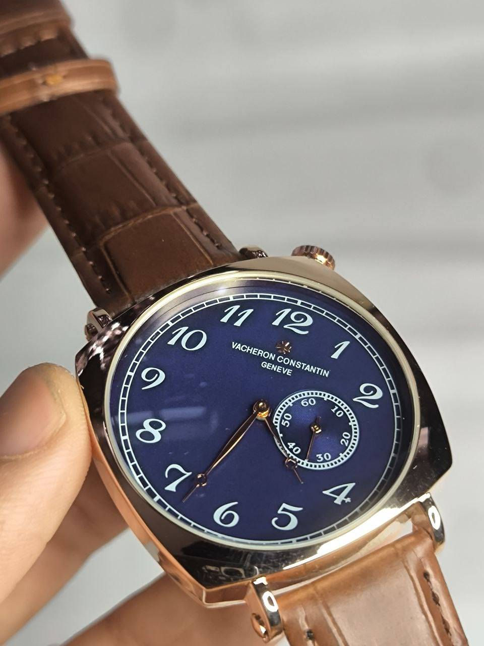 ساعة من ماركة Vacheron Constantin وارد اوربي
تحفة فنية 
 مصممة لرجال الأعمال والنخبة 
مكينة كوارتز 
تتميز بشكل الكوشن (المربع المستدير
ميناء مميزة مستديره لعشاق التميز مع ارقام عربية
سنتر ثواني منفصل
زجاج زفير مزرق ضد الخدش 
مقاومة ماء وغبار 
القطعة مختمة بالكامل 

⚠️ملاحظة متوفر قطعتين فقط 

السعر:40 الف ع اول تم 
للحجز والاستفسار يرجى مراسلة الصفحه


**إذا كنت صاحب هذا الإعلان وتريد حذفه لأي سبب، رجاءا أرسل رسالة إلى الدعم الفني**