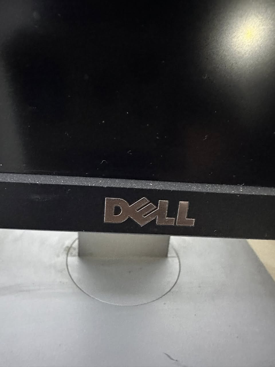شاشة ديل احترافية Dell UltraSharp U2715H حجم 27 بوصة بدقة 2K
الوصف:
للبيع شاشة من الفئة الاحترافية المعروفة بدقة ألوانها الخرافية وعمقها، ممتازة جداً للمصممين، صناع المحتوى، والمحررين (Video Editors / Photographers) 
الموديل: Dell UltraSharp U2715H
الحجم: 27 بوصة (حجم مثالي للمساحة والعمل المريح
الدقة: 2K QHD (الوضوح 2560 \times 1440
نوع الشاشة (Panel): IPS ألوان حقيقية وزوايا رؤية كاملة.
دقة الألوان: تغطي 99% من ألوان sRGB (معايرة مصنعياً
الحواف: حواف نحيفة جداً وتصميم عصري أنيق.
المنافذ: تدعم HDMI, DisplayPort, Mini DP, ومنافذ USB مدمجة بالشاشة.
الستاند: ستاند ديل الأصلي المتحرك (تصعد وتنزل وتفتر عمودي وأفقي بكل سهولة
سعر 210
توصيل ماعندي اعتذر 
رقمي فقط تصال او واتساب 
***********
بغداد حي جميلة
