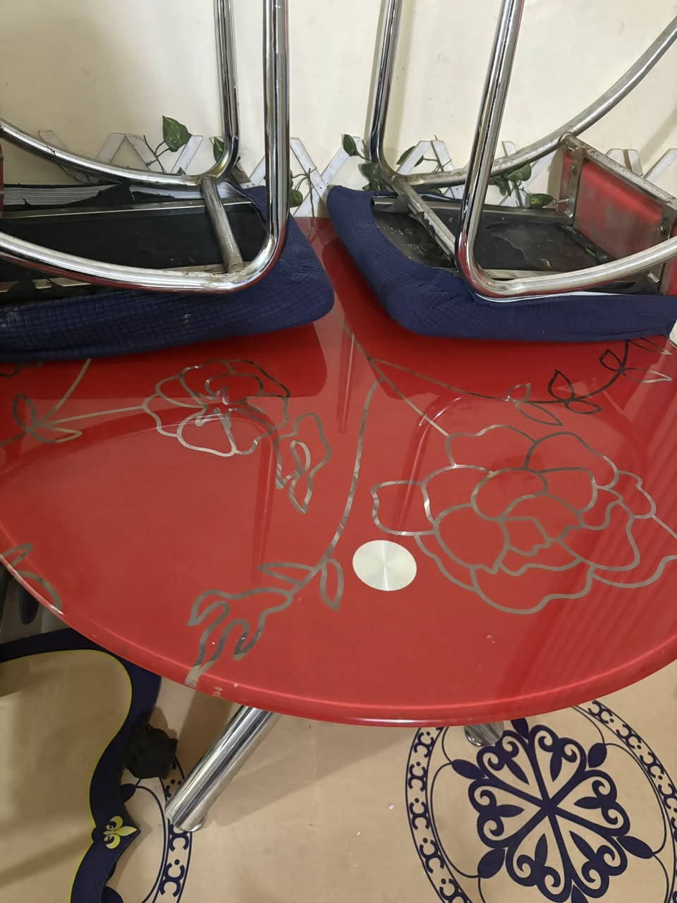 السلام عليكم ميز طعام وياه 4 كراسي سعره 60الف 
***********
