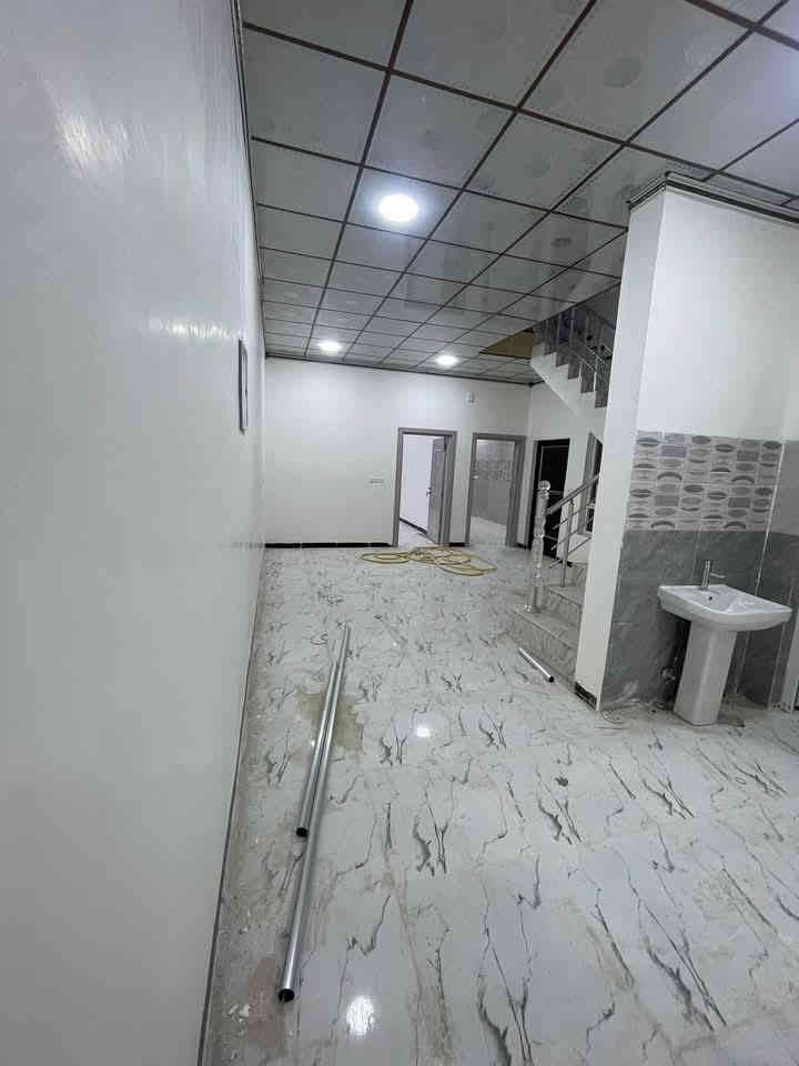 دارين تون مساحة كل دار 🏡200 م الوجه 6.66   النزال 30 شارع 15 القادسية شارع ابوعقرب
طابقين بناء زيرو 2025
                            الطابق  الاول 
👈 2 نوم  غرفه و  استقبال  سحب مغربي  و مطبخ   وصاله  و صحيات  نظام دفن  ومناور عدد 2 سقوف ثانويه ارضية بورسلين  گراج  سيارة 
                            الطابق الثاني 
👈2 نوم  بالكون لكل غرفه  و صاله  و صحيات سقوف ثانويه   ارضية بورسلين 
السعر 130 للدار  قابل للتفاوض للاستفسار 
خاص أو واتساب 
***********
***********
