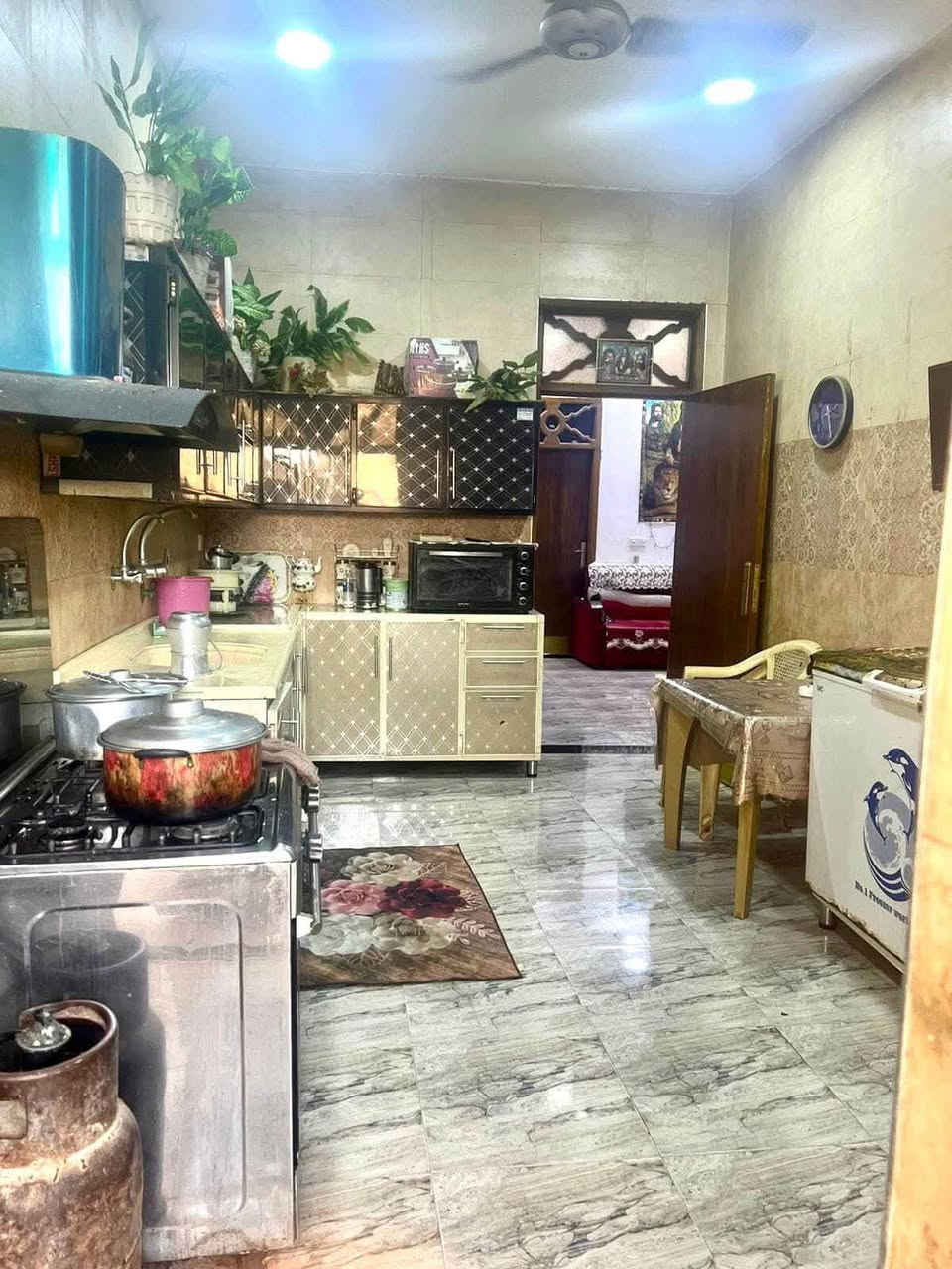 دار سكن للبيع الموظفين المساحه 126م مربع شارع 20م تجاري الطابق الاول غرفة نوم وصاله ومطبخ وصحيات داخليه وخارجيه الطابق الثاني ثلاث غرف نوم مع صحيات موقع مميز جدا مراجعة مكتب الاستاذ رمضان توماز للعقار واسط العزيزية شارع الخليج تحت الطابو القديم بادارة وليد رمضان توماز الشمري للعقار ***********///*********** اهلا وسهلا بكم
