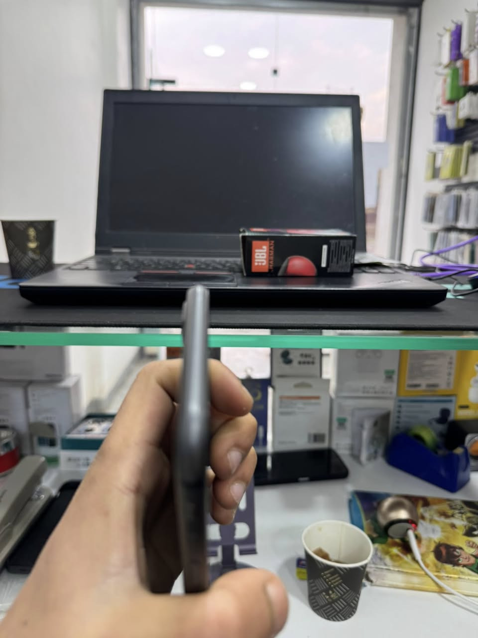 السلام عليكم آيفون 8بلص ذاكره 256 بطاريه 72 شركه تك سيم الجهاز نضافه 100\100 مثل ما وضح بل صوره السعر 140 وبي مجال لطيبين التواصل *********** ما متواجد عل فيس الجهاز شرط نورمان
