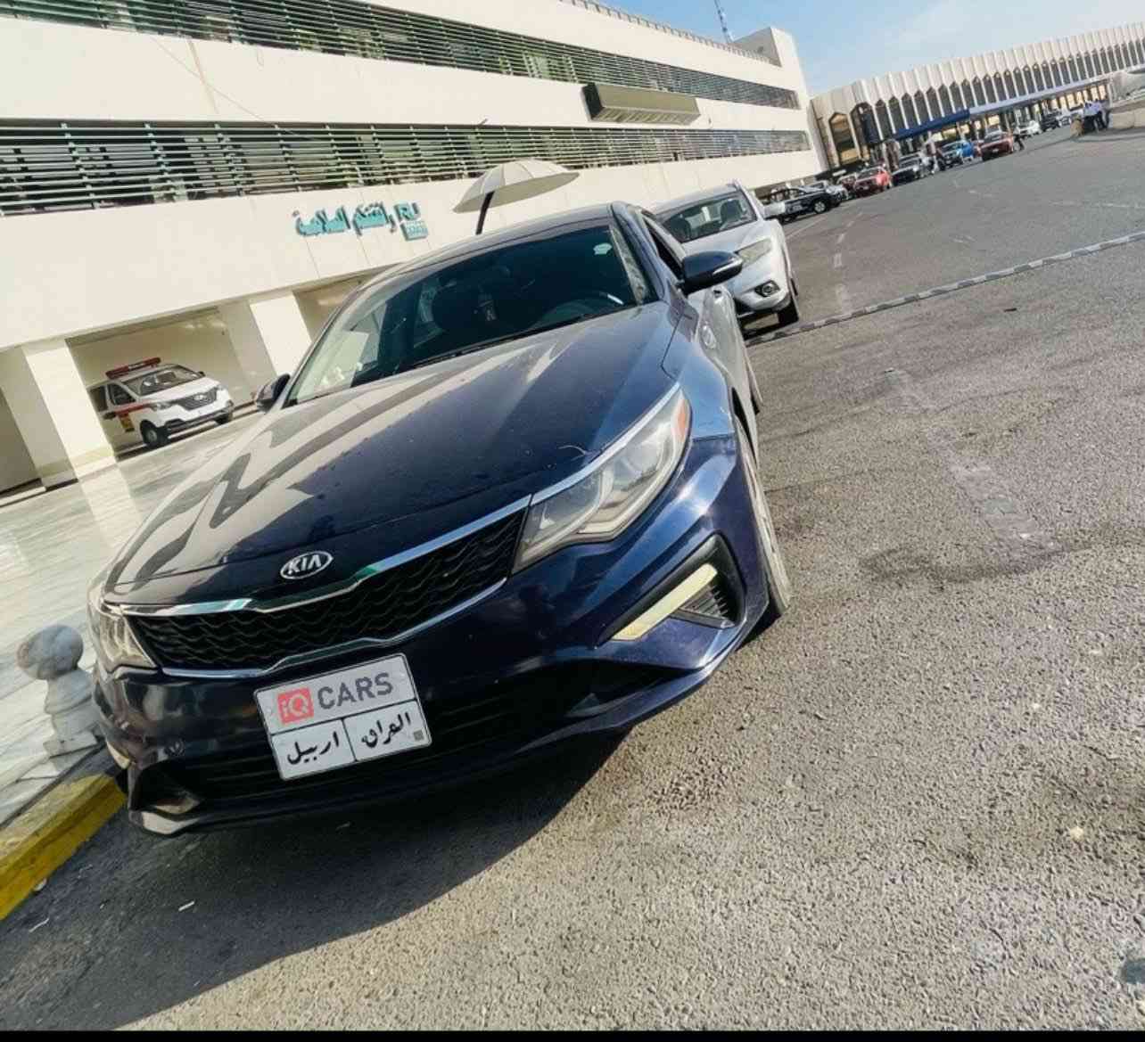 من رخصة الادمن المحترم 🌹
كيا اوبتما 2020 لون نيلي 
وارد أمريكي حادثهة فقط دعامية امامية وبارد بخشم البنيد بدون لغود بدون شواصي بدون ايرباك 
هنا بالعراق صار بيهة شخط باب السايق والجاملغ فقط رش بدون معجون تعدلن 
ماشية : 80.000  الف ميل 
مواصفات اعتيادية 
كروز مثبت سرعة 
كار بلي 
شاشة 🖥️
كامرة خلفية 🎥
وضعيات قيادة ( ايكو . سبورت . نورمال ) 
رادارات 360 درجة 
اوتو ستوب 
نقطة عمياء بالمري الجانبية 
مكينة 2400 GDI نشطة كلش 🚀🚀
السيارة عليهة : 
تخم تابر امامي خلفي صار سبوعين من شديتهن 380 الف 
ادامة كاملة للسيارة ( بلكات . تنظيف نوزلات . تنظيف جويتر . تنظيف ولفات . فيت بم اصلي . عبوة كاملة جديدة للمحافظة على السيارة ) 200$ 
بانزين كلة محسن + سوبر 
دهن امزويل تبديلتة 100 الف كل 3000 ميل 
السيارة كلش مداريهة ومعتني بيهة 
( كير . مكينة . حجر بيئة . صدر ) كلهن اكفلهن 
.
تفاصيل اكثر اتصل او دزلي ع واتس وعيوني الك 🖤
..
مكان السيارة بغداد زيونة 
رقمي ☎️ : *********** 
متواجد اتصال + واتس 
اعتذر على الاطالة وكل الهلا بيكم 🖤🌹
