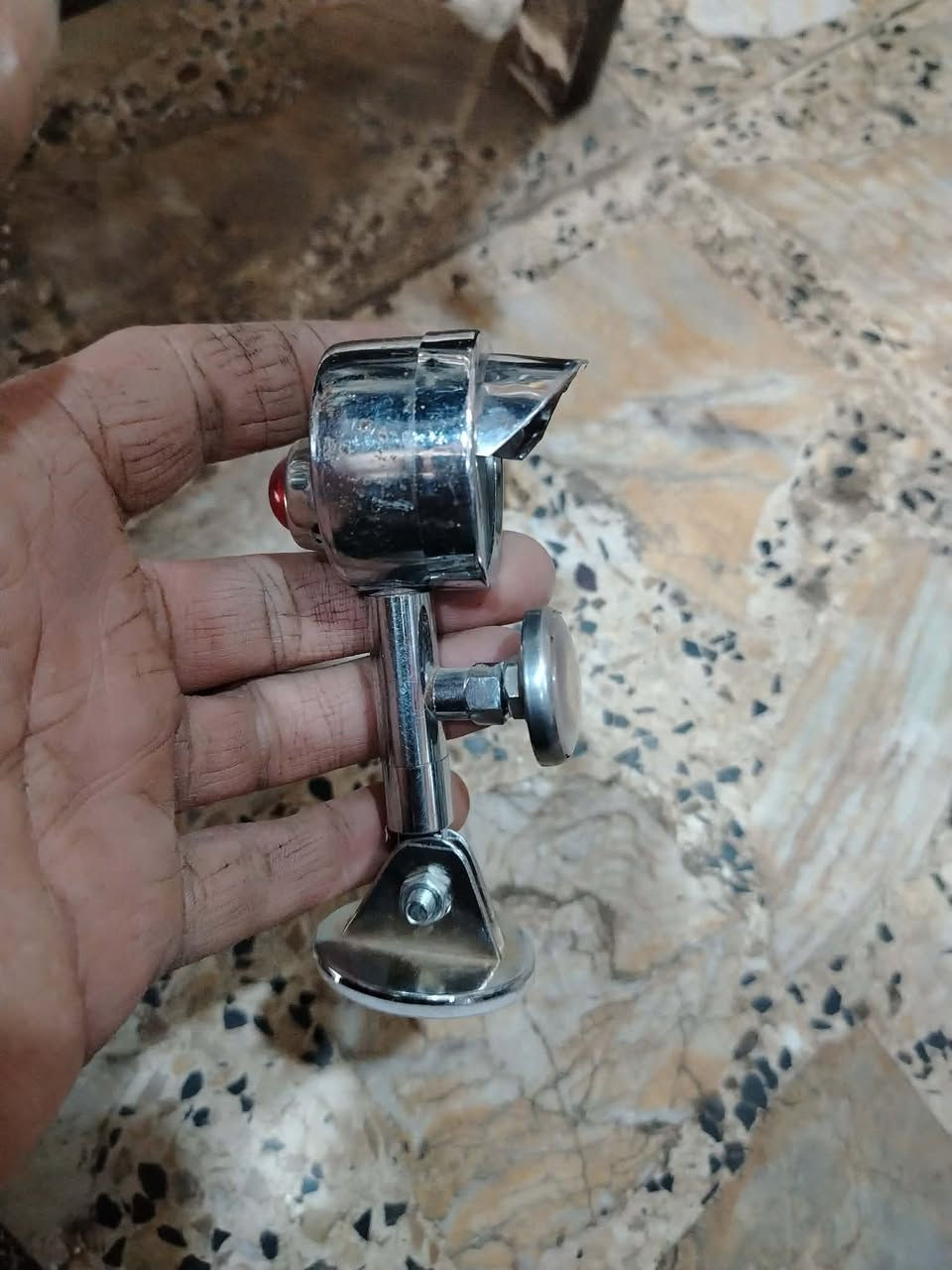 سلام عليكم للبيع غراض كلمن وسعره 
مكاني بغداد حي اور شارع نادي النفط ***********
