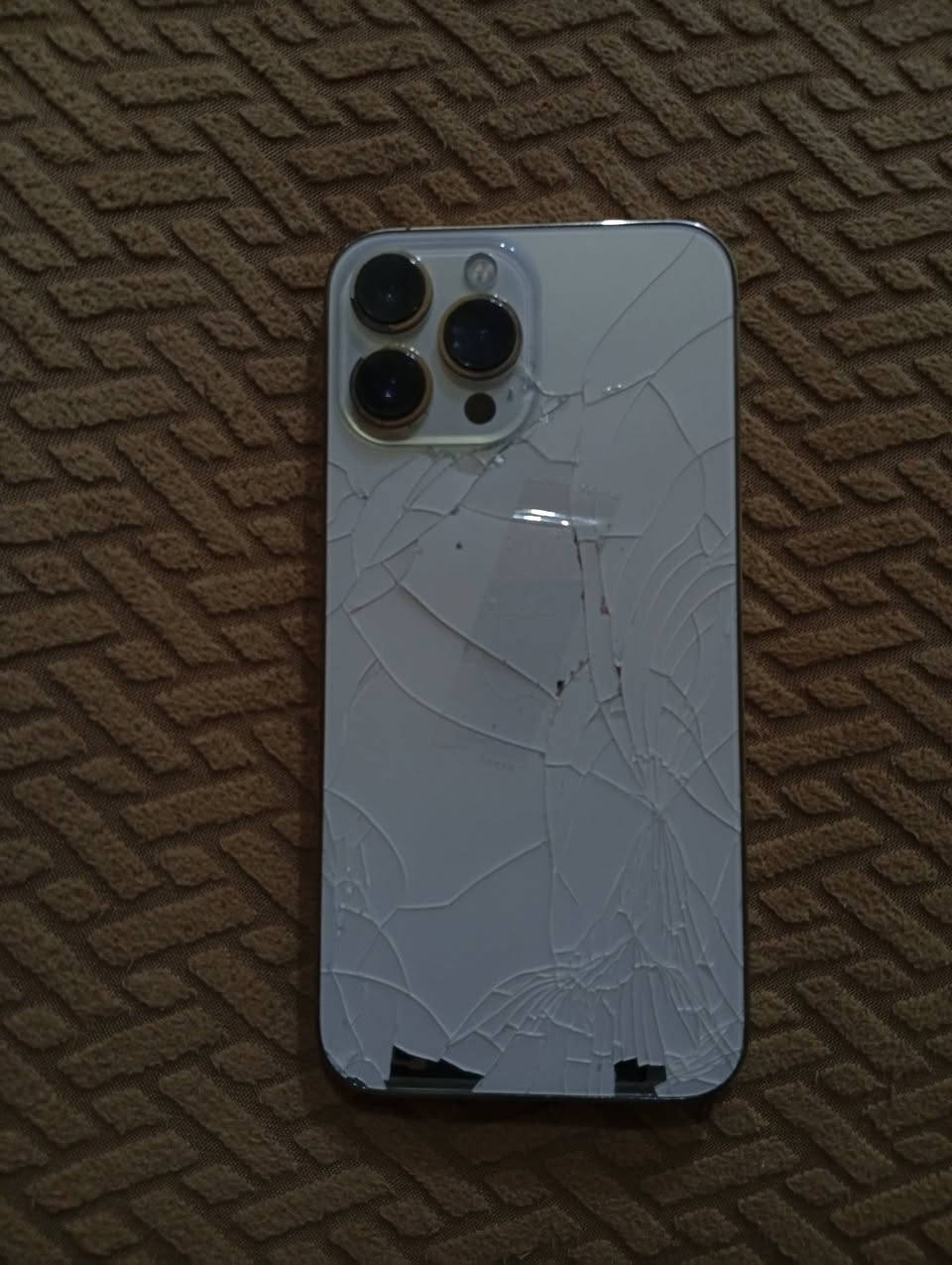 للبيع ايفون 13 برو ماكس (256GB) ذهبي - جهاز بطل بس بي شوية تفاصيل
سلام عليكم.. عندي ايفون 13 برو ماكس للبيع، الجهاز لون ذهبي ومساحته 256 گيجا، مواصفات شرق أوسط 
البطارية مبدلة تقره 100 بس منفوخه يحتاج تبديل
الظهر مكسور (موضح بالصور، ما مأثر على الاستخدام)
الكامرا  شغالة وتخبل، بس وضع "البورتريه" (عزل الخلفية) ما يشتغل
دبل شريحة 
الجهاز شغال وما بي اي مشكلة ثانية، والسعر [440] وبي مجال للطيبين.
المكان: كربلاء.
للاستفسار وتفاصيل أكثر، راسلني خاص


**إذا كنت صاحب هذا الإعلان وتريد حذفه لأي سبب، رجاءا أرسل رسالة إلى الدعم الفني**
