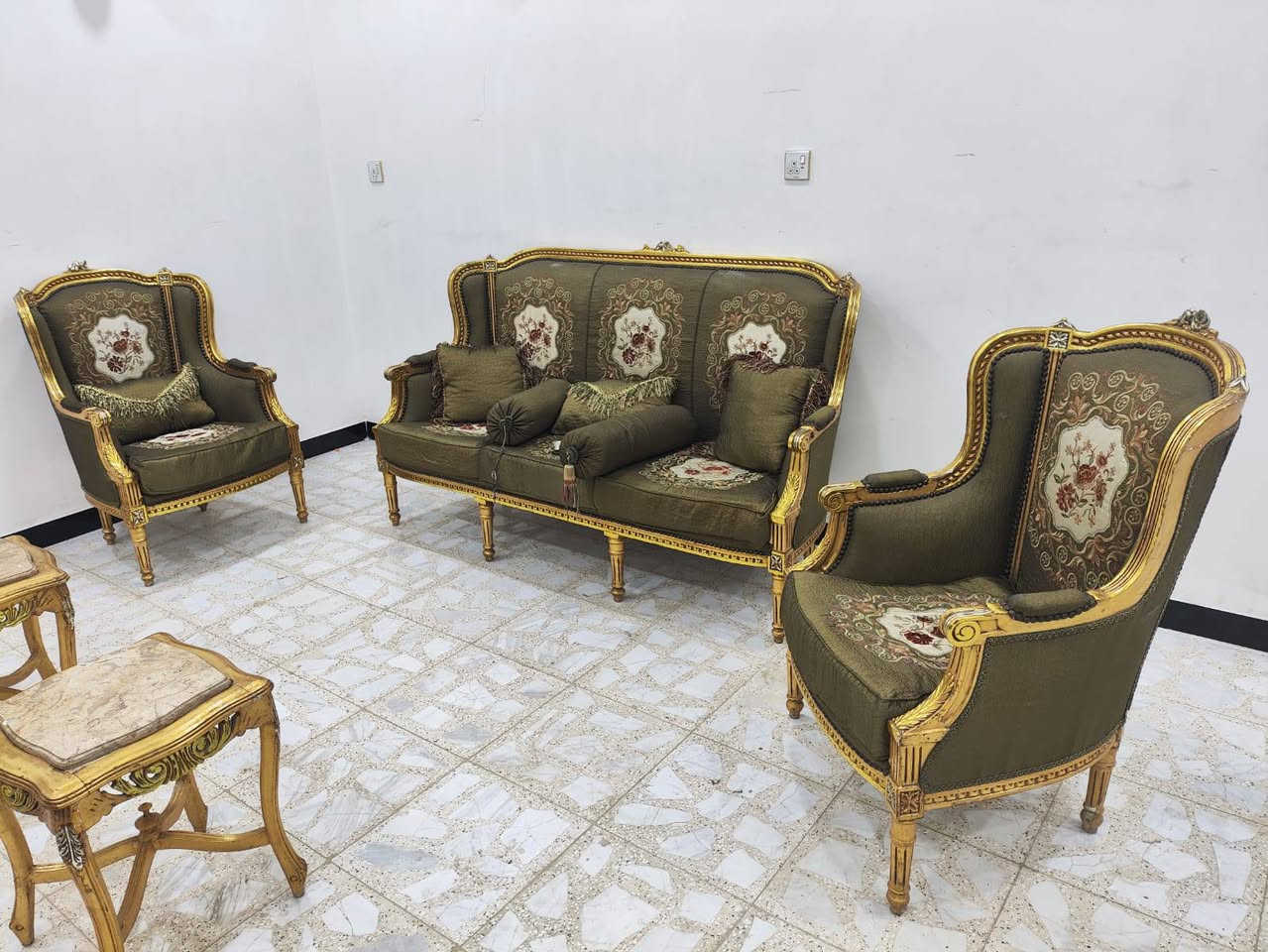 السلام عليكم تخم زان مصري مقعد 10 زائد طبلات كبيره واثنين وسطيات النظافه جيده المكان بغداد تواصل على هذا الرقم واتساب اتصال ***********
