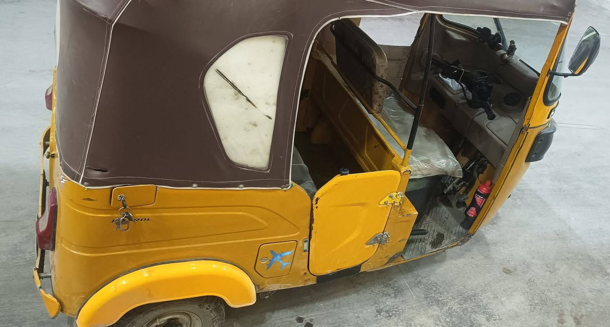 السلام عليكم من رخصة الادمن
تكتك للبيع موديل 21 شهر الرابع صفره بيها شخوط بسيطه بالصفحه اليمنه مثل ما مبين بالصور وما معمر بيها شي
مرقمه رقم انكليزي بغداد
محرك ناعم خير من الله 
السعر 7 ونص و بيها مجال للطيبين
هذا رقمي ***********
