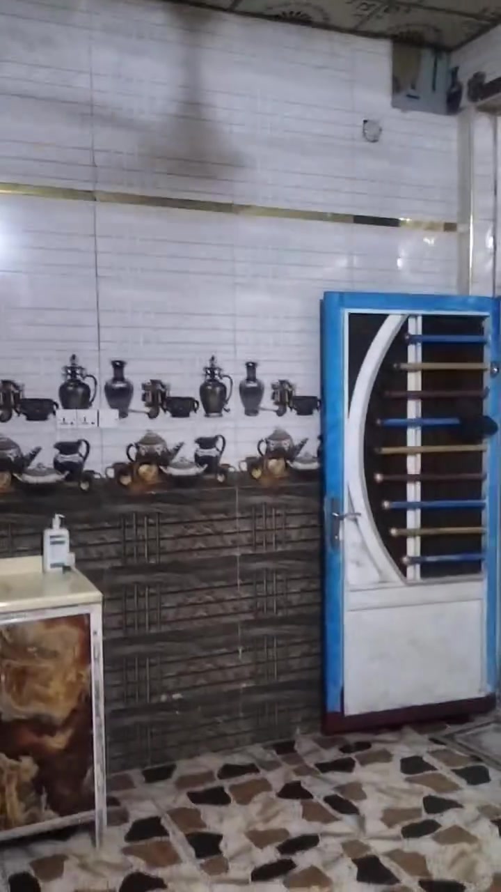 السلام عليكم بيت بحي رحمه الكشاشيه قرب شارع الجلعه مساحه 200 ركن بناء حديث طابوك صب كونكريت *********** السعر 100 وبي مجال قليل بيع مستعجل
