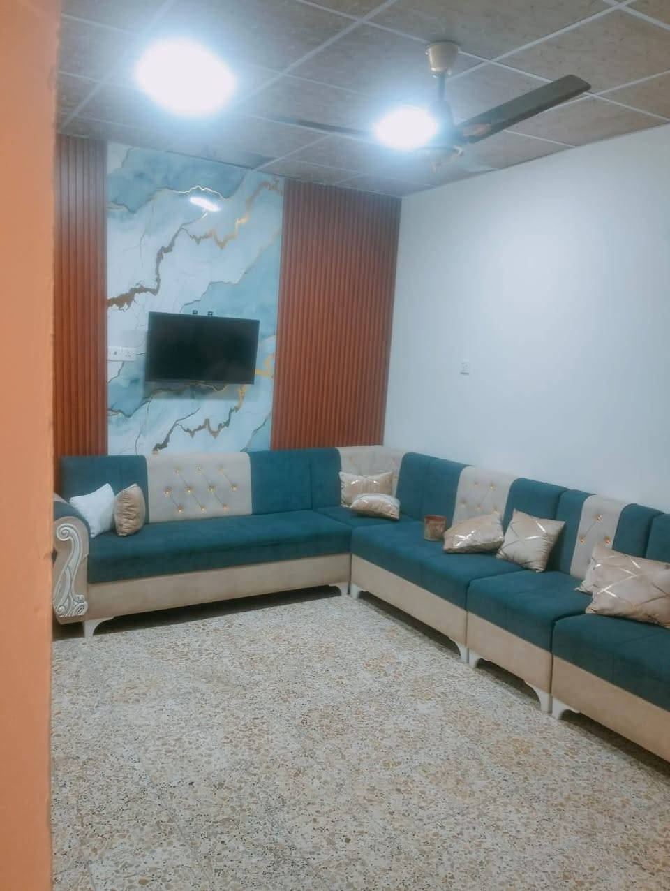 سلام عليكم دار للبيع مساحه 100 تمر في مصقط قرب منطقه الشهيد رائد ثاني فرع عن شارع سعر53 وبي مجال بخدمتكم الستفسارع خاص ***********
