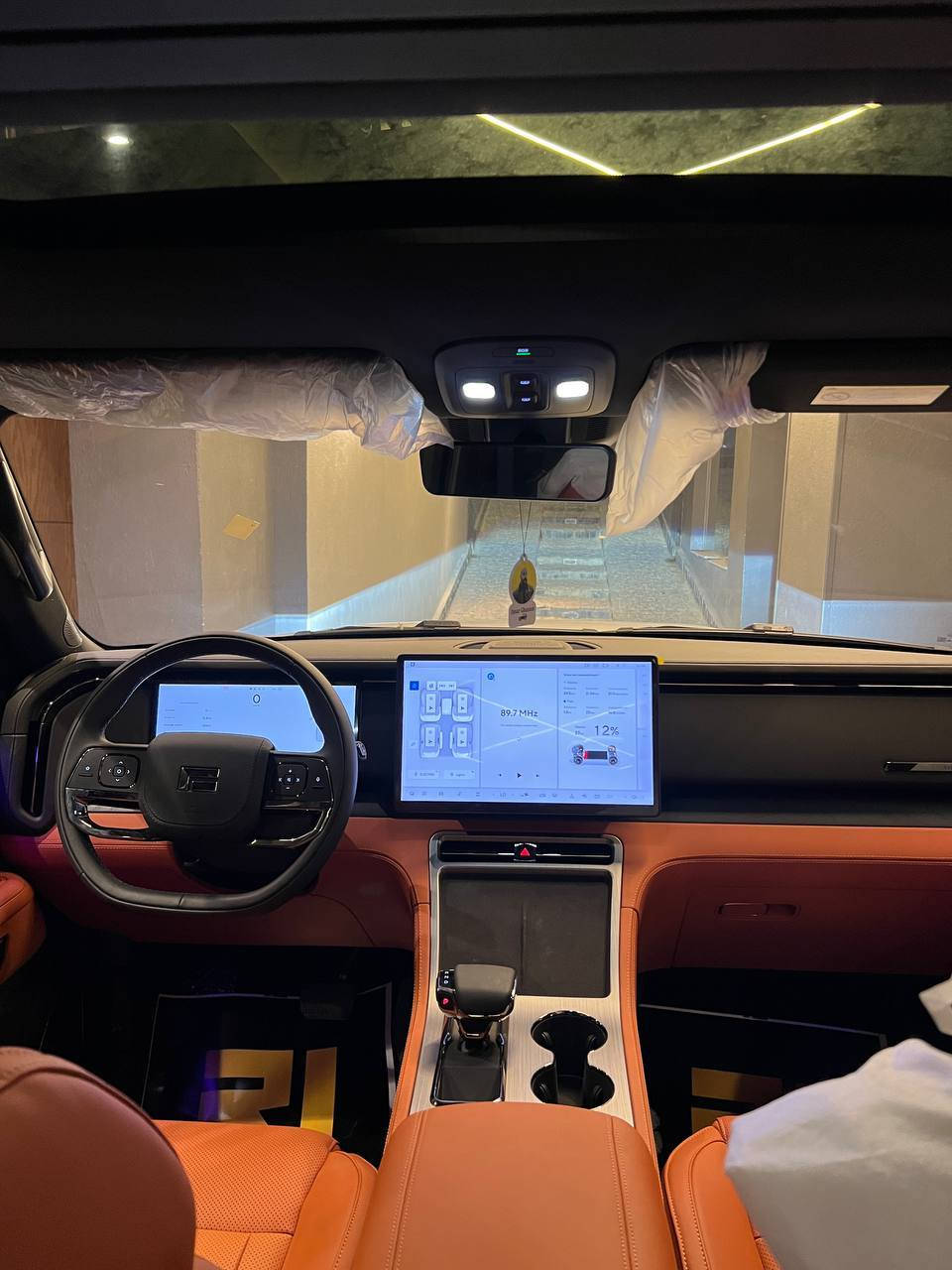 ROX 01 VIP 6seats
Zeroo
Model 2026
Hp 470
1500 Cc.  Plug-in Hybrid

battery 56 kwh
1300 km range in hybrid mood
235Km pure electric range 
Tank 70 liter 
Adaptive Cruise + DISTRONIC
Active Brake Assist – Parking Assist

دفع رباعي 
فتحه سقف بانورما 
شاشات اماميه وخلفيه
جنوط 21 انش 
امبينت لايت 
شواحن wireless 
تكيف خلفي 
كراسي اماميه وخلفيه كهرباء
كراسي تسخين وتبريد ومساج 
شنطه شفط
 360° كاميرا – Blind Spot

لون ابيض فرش اورنج


**إذا كنت صاحب هذا الإعلان وتريد حذفه لأي سبب، رجاءا أرسل رسالة إلى الدعم الفني**