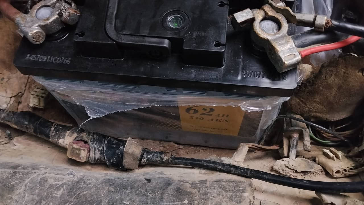 باتري حجم صغير مناسب لاي سيارة شغال بشرط جديد بليلون سعر 50 الف بيها مجال لحضرتك  
رقمي ***********
