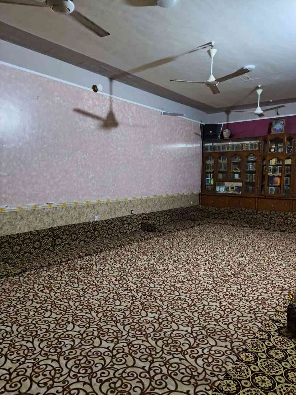 بيت زراعي بالسكك مساحه ٦١٥م طابق١يتكون من غرفتين وصاله واستقبال ومطبخ وصحيات طابوك كونكريت مساحة البناء ٣٧٠م للتواصل *********** او *********** مكتب نجمة الابداع بالثوره
