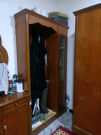 غرفة نوم خشبية بحالة جيدة تتكون من سرير مزدوج بألواح رأس مزخرفة، دولاب...