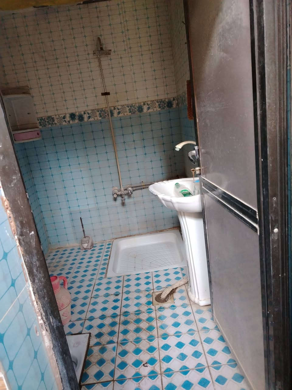 بيت الإيجار غرفتين وصاله كبيره ومطبخ حمام ومغاسل مشترك البيت ارضي المكان الثوره خلف مجمع روما قريب على الشارع الاتصال على الرقم ***********
