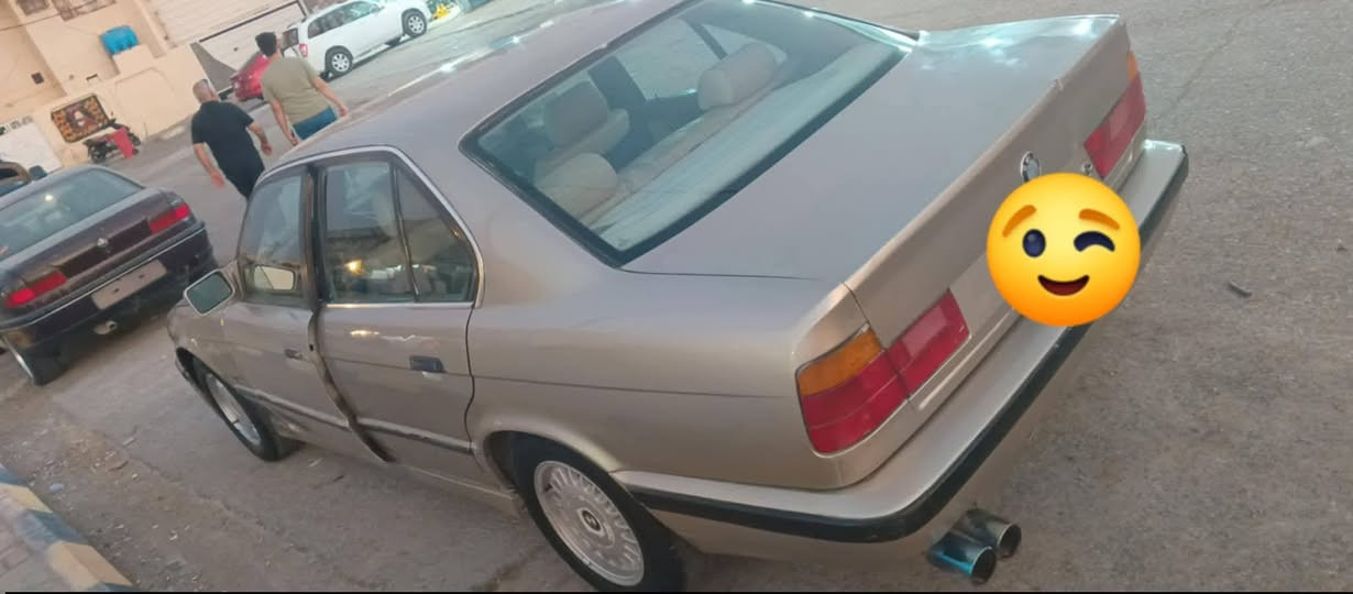 سلام عليكم 
بي ام 525موديل 1992رقم بغداد نكليزي 
مداور ثاني يوم 
مكينه وكير ففيتي بيها جاملغ الكدام اليسر مضروب وما مصلحه سياره ما بيها نقص بيها جراد القماره 
حداديه جديده تخم تواير جدد 
غرفتها جديده مكان السياره السماوة الرميثه السعر 40وبيها مجال 
الاستفسار ***********
