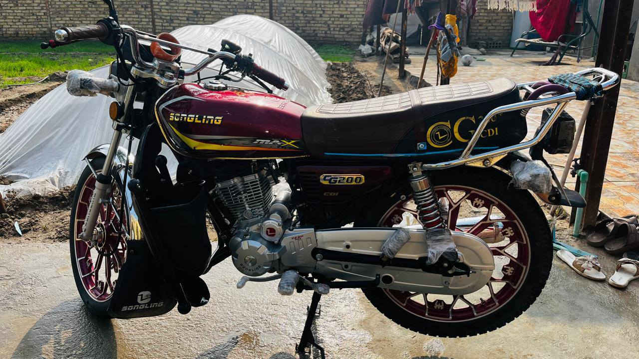 السلام عليكم من رخصة الادمن المحترم سيفان للبيع موديل 2025 طالعة بشهر الثامن فول نظافه بيه خلل بس البصمه وعدي احتياط مافارغلها وعندي خوذه هم وياها مكاني كربلاء طويريج الشراي يتصل ويدلل ***********
