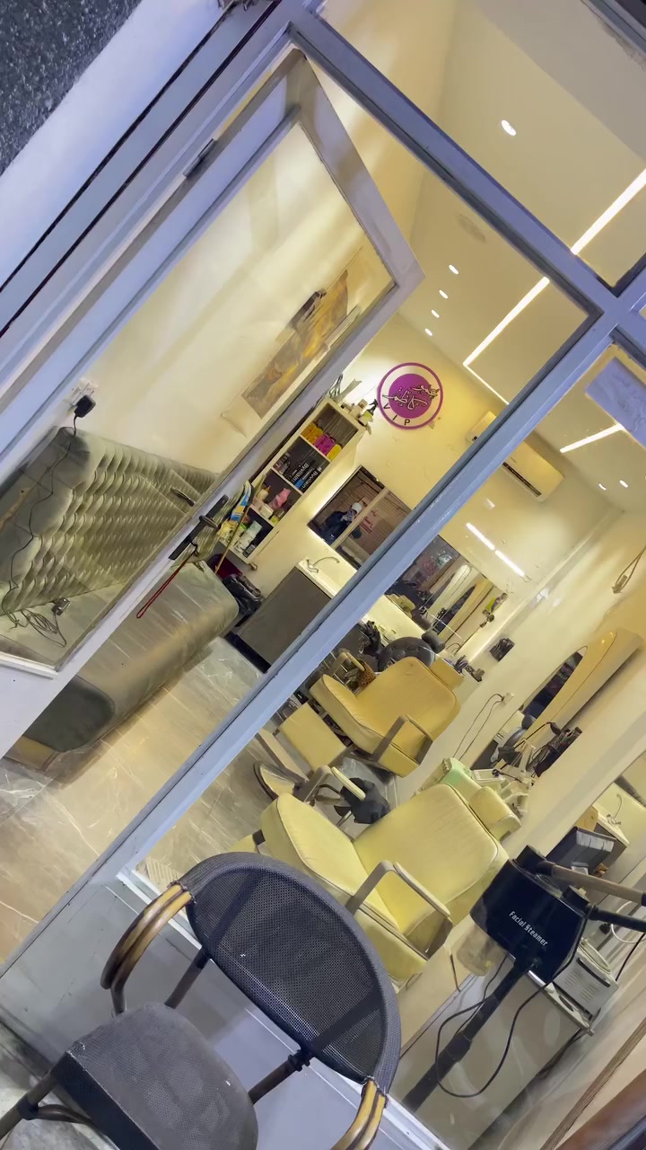 محل حلاقه للبيع  بسبب الالتزام الوظيفي الامين الثانية محل مودرن حديث مجهز بالكامل موقع المحل عمره ٤ سنوات للتواصل ***********
