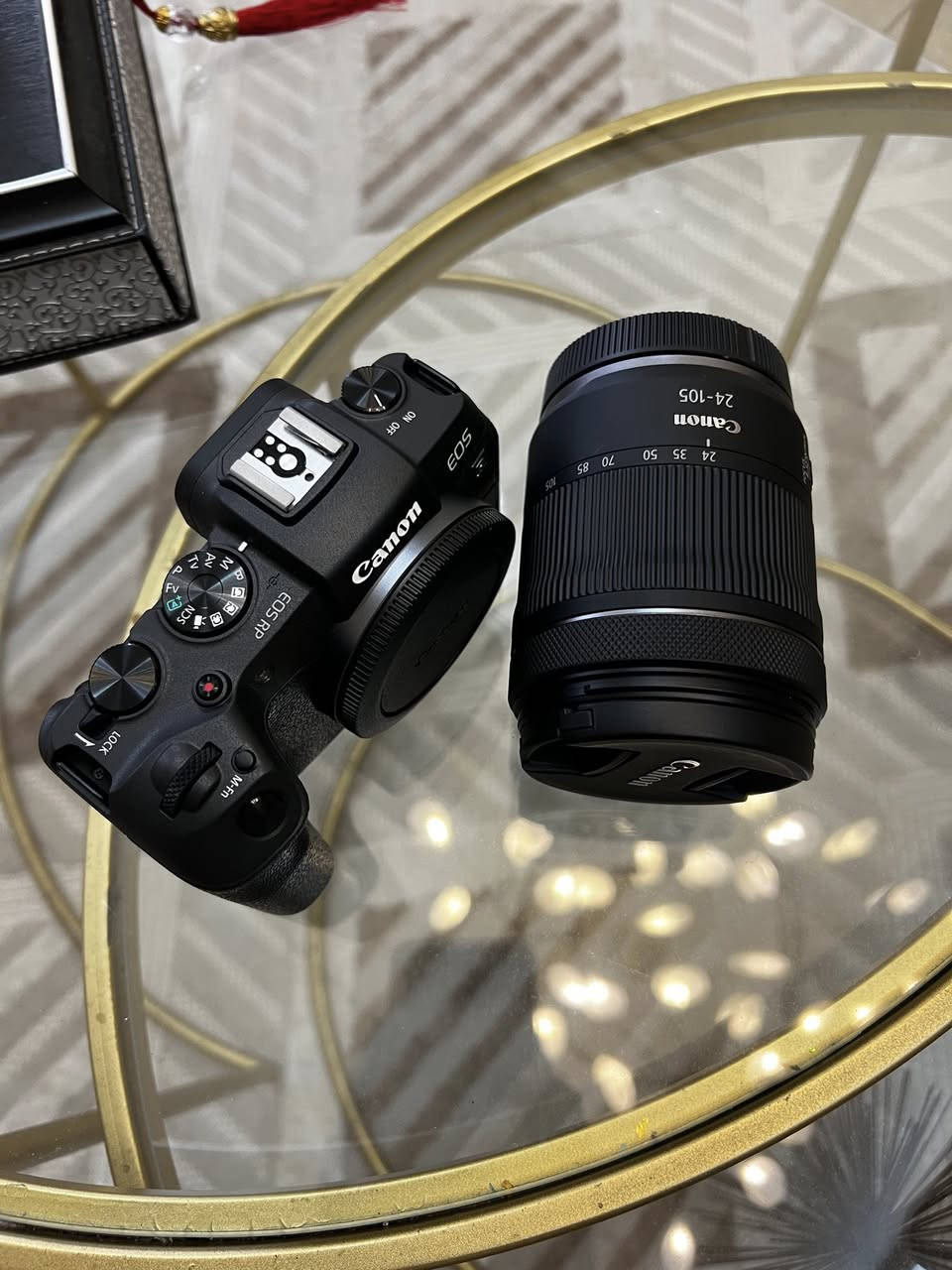 للبيع كاميرا Canon EOS RP (Kit) بكامل ملحقاتها الأصلية، الكاميرا غنية عن التعريف، فول فريم (Full-Frame) خفيفة الوزن وأدائها العالي بالفوتو والفيديو.
مع عدسة rf 24-105mm stm

المستشعر: فول فريم (Full-Frame) بدقة 26.2 ميغابكسل لأعلى دقة وعزل احترافي.
 الوزن والتصميم: من أخف كاميرات الفول فريم، مع شاشة متحركة بالكامل وتعمل باللمس (ممتازة للفلوغات والزوايا الصعبة).
 الفوكس: نظام فوكس ذكي وسريع جداً مع ميزة تتبع العين (Eye AF) للفوتو والفيديو.
 الفيديو: تصوير بدقة 4K ودقة Full HD بسلاسة (60 إطار بالثانية).
 العدسة (RF 24-105mm STM): عدسة شاملة (من الزاوية الواسعة للتقريب)، تحتوي على مانع اهتزاز مدمج ومحرك فوكس صامت للفيديو.
 الاتصال: واي فاي وبلوتوث لنقل الصور والمقاطِع للموبايل فوراً وبسهولة.

الكاميرا جديدة لوك نظافة 100%
استخدام شخصي وجداً قليل 
السعر 1,100,000 
للتواصل مراسلة الصفحة


**إذا كنت صاحب هذا الإعلان وتريد حذفه لأي سبب، رجاءا أرسل رسالة إلى الدعم الفني**