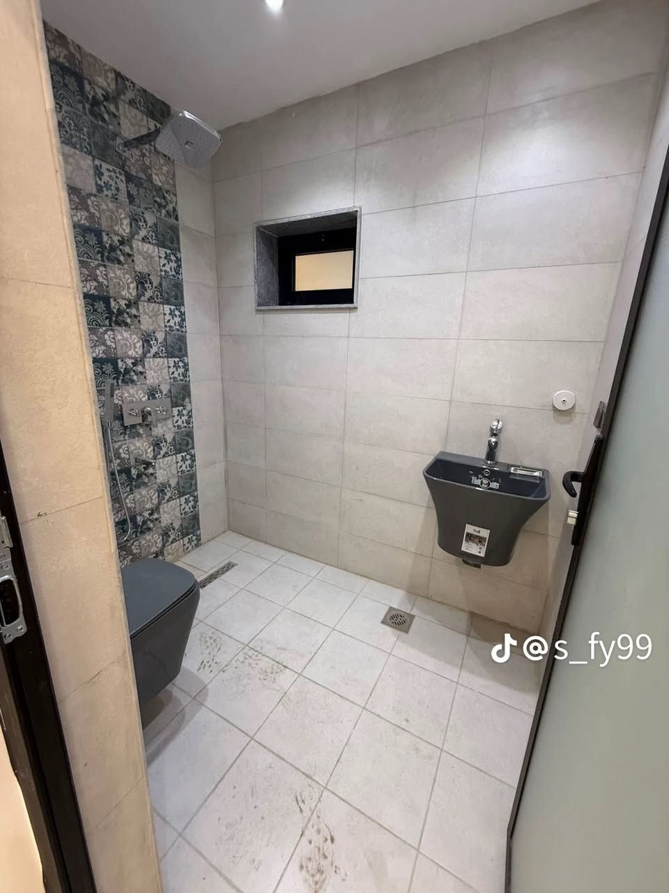 للإيجار في سيديه 🔥بيت مودرن فاخر جداً
بمساحه 100 متر ✨
تفاصيل البيت 🏠 

3غرف نوم✨
صاله مودرن 
مطبخ ✨
خدمات عدد 2✨
كراج ✨✨
الأيجار 💰مليون ونص لتفاصيل اكثر ***********
