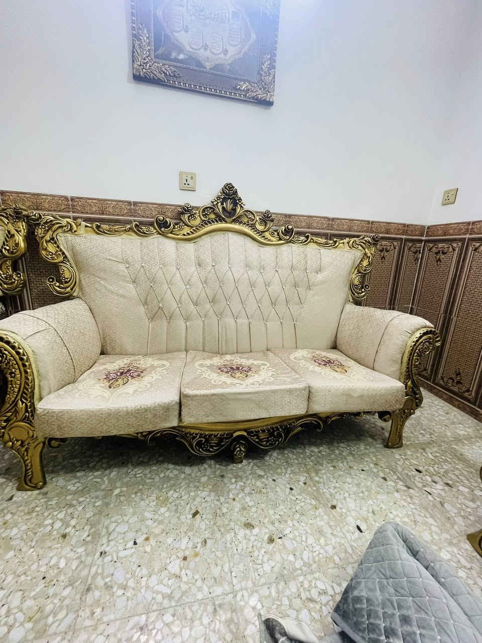 السلام عليكم تخم للبيع ملكي نضيف اي ضرر ما بيه وثكيل كلش ٨ مقاعد وياه مفرش هديه السعر ٢٥٠ العنوان البلديات الرقم *********** واتساب فقط
