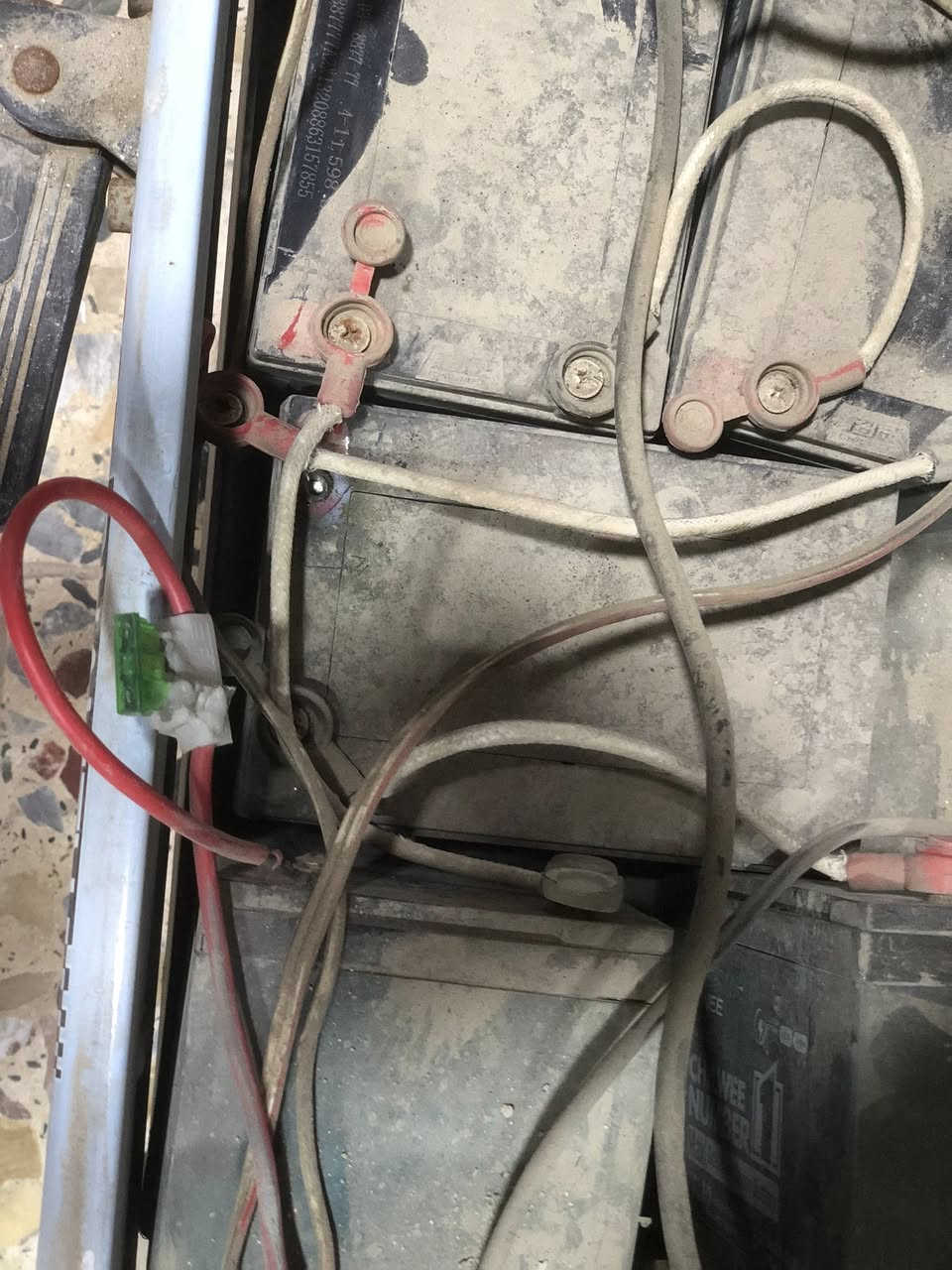 السلام عليكم دراجه شحن للبيع بسعر 200 بيها مجال مشاكل الدراجه بيهه شورت وفيوز مال البطارية مايع ويحتاجله بس اتبدل سكليتر وتجي وياه الشاحنه والاتصال على هذا الرقم***********
