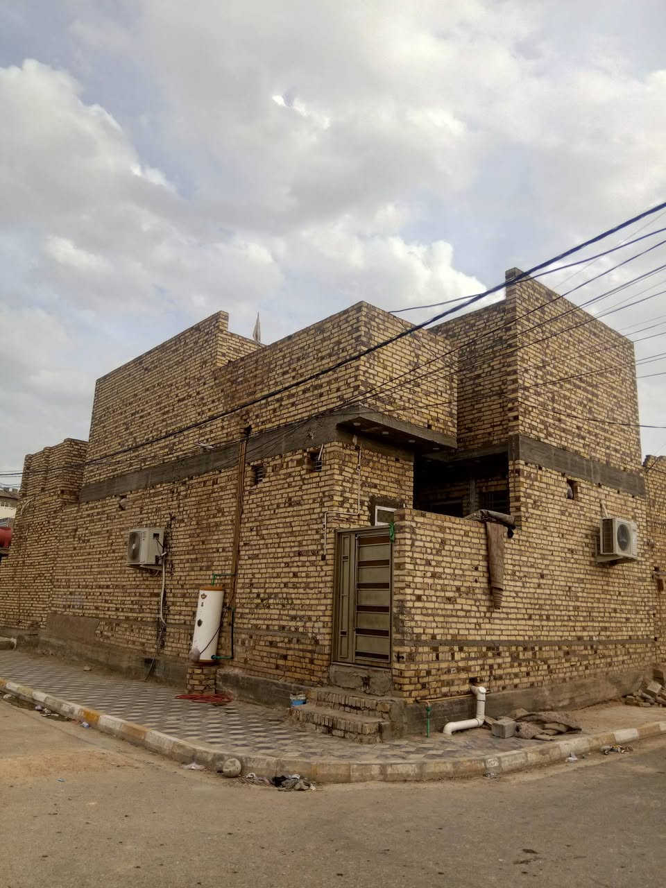 بيت لبيع في حي زهور قرب ثلاث مدارس زينبيه ونازك الملائك
وعداديه اصاله 
مساحه البيت 112متٌر آلواجه 8 ونزال 14
يتكون من طابقين طاب الاول استقبال ومطبخ وصاله وغرفه نـوم حمامات داخليه وخارجيه طابق ثاني هيكل تـاريخ الناء 2024/رقم ***********

